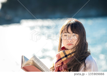海辺で本を読む女性 135909866