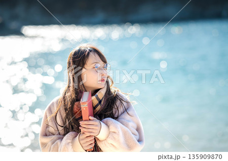 海辺で本を読む女性 海辺で本を読む女性 135909870