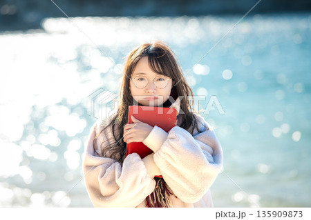 海辺で本を読む女性 海辺で本を読む女性 135909873