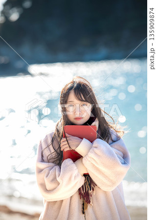 海辺で本を読む女性 135909874