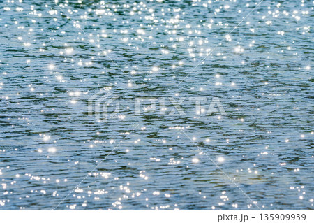 秋の日差しに煌めく湖面03 秋の日差しに煌めく湖面03 135909939