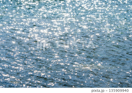 秋の日差しに煌めく湖面04 135909940