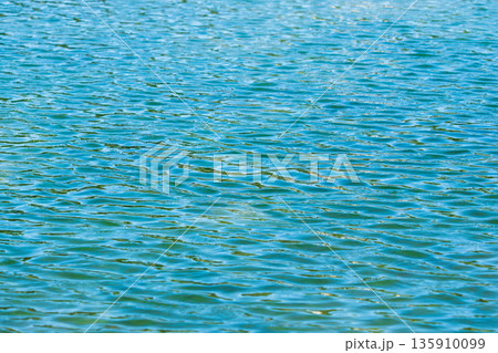 秋風が湖面に模様を作る03 秋風が湖面に模様を作る03 135910099