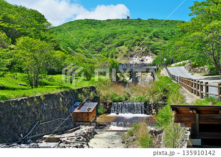 那須湯本温泉　殺生石園地と湯本温泉源（春、五月） 135910142