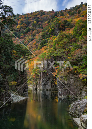 日本 広島県山県郡安芸太田町にある峡谷、三段峡の黒淵の岩壁と川沿いの紅葉した木々 日本 広島県山県郡安芸太田町にある峡谷、三段峡の黒淵の岩壁と川沿いの紅葉した木々 135910182