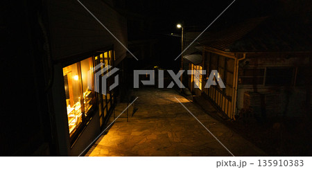 夜の兵庫県赤穂御崎にあるきらきら坂の風景 135910383