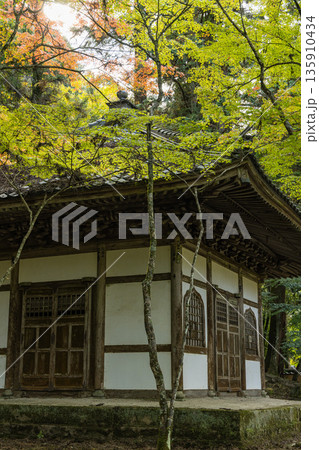 日本 広島県三原市高坂町にある佛通寺の輪蔵と紅葉した木々 日本 広島県三原市高坂町にある佛通寺の輪蔵と紅葉した木々 135910434