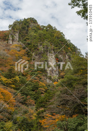 日本 広島県山県郡安芸太田町にある峡谷、三段峡の天狗岩と紅葉した木々 日本 広島県山県郡安芸太田町にある峡谷、三段峡の天狗岩と紅葉した木々 135910485