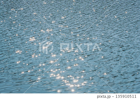 冬の日差しに煌めく湖水03 135910511