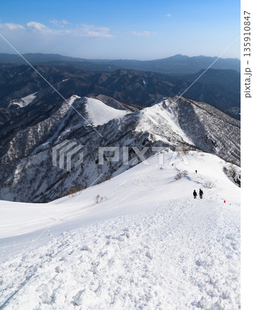 積雪の谷川岳天神尾根の急斜面(天狗の留まり場付近) 積雪の谷川岳天神尾根の急斜面(天狗の留まり場付近) 135910847