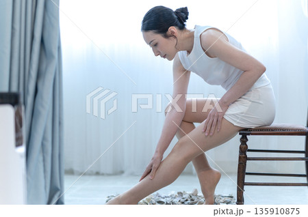 脚のマッサージをする女性 脚のマッサージをする女性 135910875