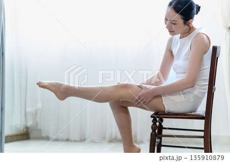 脚のマッサージをする女性 脚のマッサージをする女性 135910879