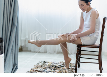 脚のマッサージをする女性 135910880