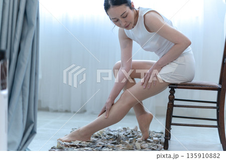 脚のマッサージをする女性 脚のマッサージをする女性 135910882