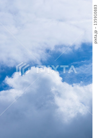 秋の山から見た空 雲が多い日01 秋の山から見た空 雲が多い日01 135910883