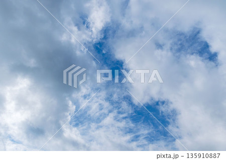 秋の山から見た空 雲が多い日05 秋の山から見た空 雲が多い日05 135910887