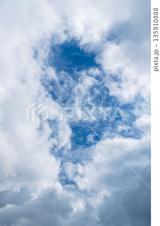 秋の山から見た空　雲が多い日06 135910888