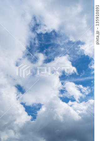 秋の山から見た空　雲が多い日09 135910891