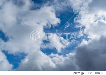 秋の山から見た空　雲が多い日10 135910892