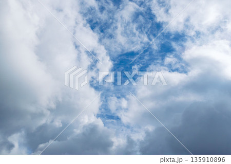 秋の山から見た空 雲が多い日14 秋の山から見た空 雲が多い日14 135910896