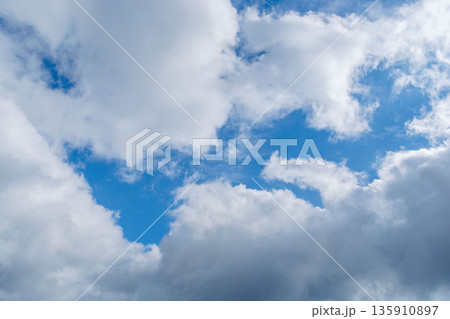 秋の山から見た空 雲が多い日15 秋の山から見た空 雲が多い日15 135910897