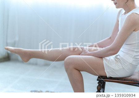 脚のマッサージをする女性 135910934