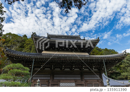 日本　広島県三原市高坂町にある佛通寺の観音堂 135911390