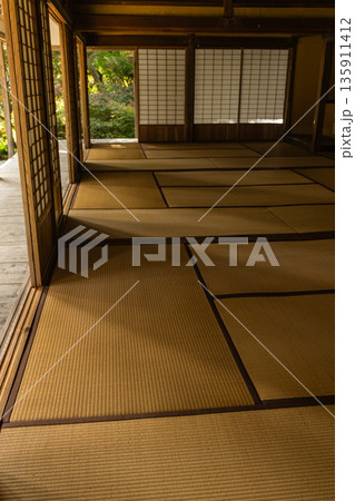 日本 広島県三原市高坂町にある佛通寺の長松院の室内に敷かれた畳 日本 広島県三原市高坂町にある佛通寺の長松院の室内に敷かれた畳 135911412