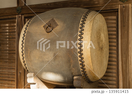 日本　広島県三原市高坂町にある佛通寺の大太鼓 135911415