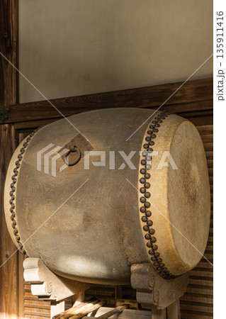 日本　広島県三原市高坂町にある佛通寺の大太鼓 135911416