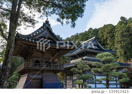 日本　広島県三原市高坂町にある佛通寺の鐘楼 135911423
