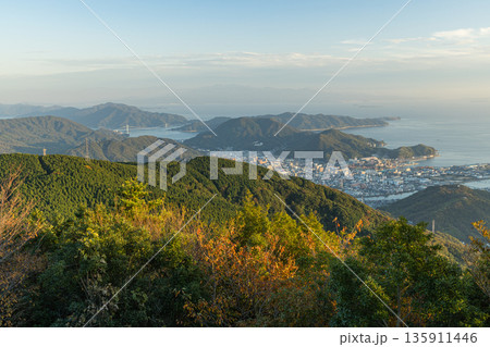 日本 広島県呉市栃原町にある灰ヶ峰の展望台から望む呉の市街地と瀬戸内海 日本 広島県呉市栃原町にある灰ヶ峰の展望台から望む呉の市街地と瀬戸内海 135911446