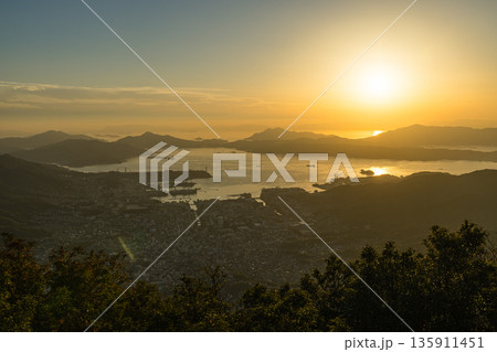 日本 広島県呉市栃原町にある灰ヶ峰の展望台から望む呉の市街地と瀬戸内海 日本 広島県呉市栃原町にある灰ヶ峰の展望台から望む呉の市街地と瀬戸内海 135911451