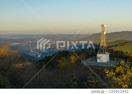 日本　広島県呉市栃原町にある灰ヶ峰の展望台から望む風景 135911452