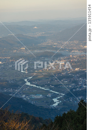 日本 広島県呉市栃原町にある灰ヶ峰の展望台から望む風景 日本 広島県呉市栃原町にある灰ヶ峰の展望台から望む風景 135911454