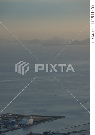 日本 広島県呉市栃原町にある灰ヶ峰の展望台から望む瀬戸内海 日本 広島県呉市栃原町にある灰ヶ峰の展望台から望む瀬戸内海 135911455