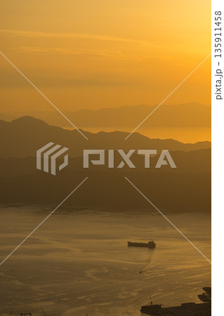 日本　広島県呉市栃原町にある灰ヶ峰の展望台から望む瀬戸内海と夕焼け空 135911458
