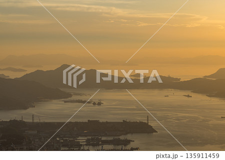日本 広島県呉市栃原町にある灰ヶ峰の展望台から望む瀬戸内海と夕焼け空 日本 広島県呉市栃原町にある灰ヶ峰の展望台から望む瀬戸内海と夕焼け空 135911459