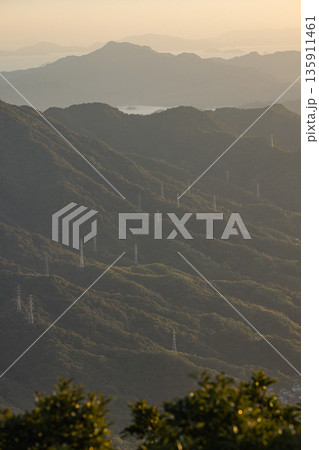 日本 広島県呉市栃原町にある灰ヶ峰の展望台から望む風景 日本 広島県呉市栃原町にある灰ヶ峰の展望台から望む風景 135911461