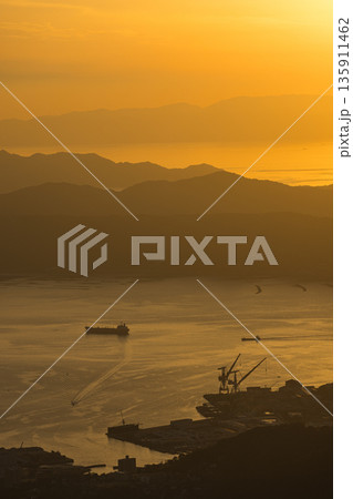 日本 広島県呉市栃原町にある灰ヶ峰の展望台から望む瀬戸内海と夕焼け空 日本 広島県呉市栃原町にある灰ヶ峰の展望台から望む瀬戸内海と夕焼け空 135911462