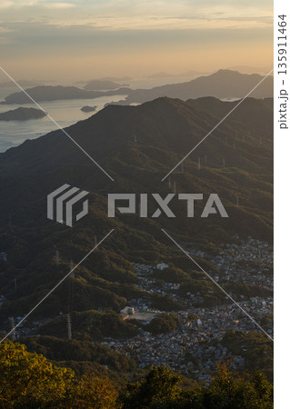 日本 広島県呉市栃原町にある灰ヶ峰の展望台から望む風景 日本 広島県呉市栃原町にある灰ヶ峰の展望台から望む風景 135911464