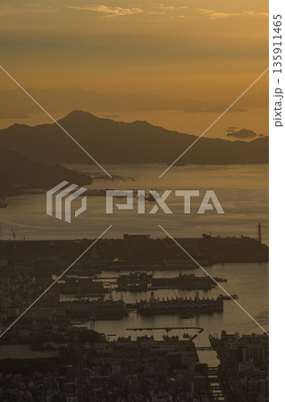 日本　広島県呉市栃原町にある灰ヶ峰の展望台から望む呉の市街地と瀬戸内海 135911465