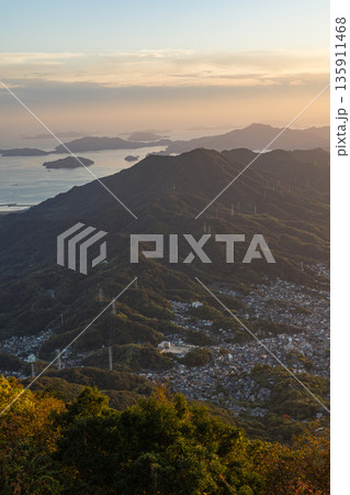 日本 広島県呉市栃原町にある灰ヶ峰の展望台から望む夕暮れ時の呉の市街地と瀬戸内海 日本 広島県呉市栃原町にある灰ヶ峰の展望台から望む夕暮れ時の呉の市街地と瀬戸内海 135911468