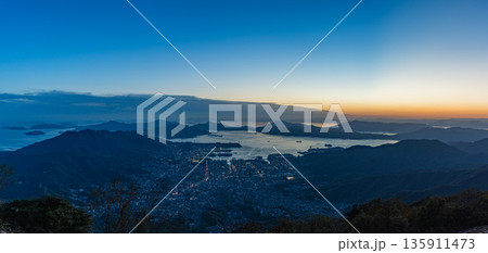 日本 広島県呉市栃原町にある灰ヶ峰の展望台から望む夕暮れ時の呉の市街地と瀬戸内海 日本 広島県呉市栃原町にある灰ヶ峰の展望台から望む夕暮れ時の呉の市街地と瀬戸内海 135911473