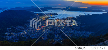 日本 広島県呉市栃原町にある灰ヶ峰の展望台から望む呉の市街地の夜景と瀬戸内海 日本 広島県呉市栃原町にある灰ヶ峰の展望台から望む呉の市街地の夜景と瀬戸内海 135911474