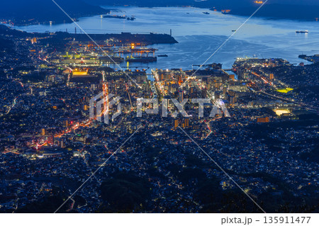 日本　広島県呉市栃原町にある灰ヶ峰の展望台から望む呉の市街地の夜景と瀬戸内海 135911477