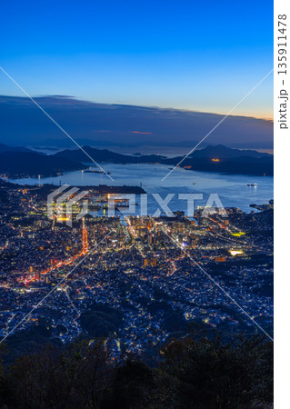 日本　広島県呉市栃原町にある灰ヶ峰の展望台から望む呉の市街地の夜景と瀬戸内海 135911478