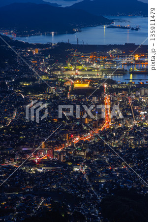 日本 広島県呉市栃原町にある灰ヶ峰の展望台から望む呉の市街地の夜景と瀬戸内海 日本 広島県呉市栃原町にある灰ヶ峰の展望台から望む呉の市街地の夜景と瀬戸内海 135911479
