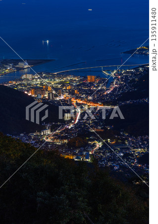日本 広島県呉市栃原町にある灰ヶ峰の展望台から望む阿賀マリノ大橋の夜景と瀬戸内海 日本 広島県呉市栃原町にある灰ヶ峰の展望台から望む阿賀マリノ大橋の夜景と瀬戸内海 135911480