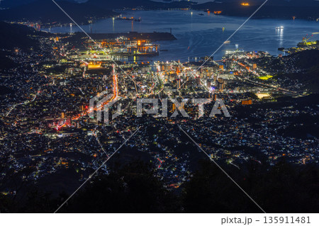 日本　広島県呉市栃原町にある灰ヶ峰の展望台から望む呉の市街地の夜景と瀬戸内海 135911481